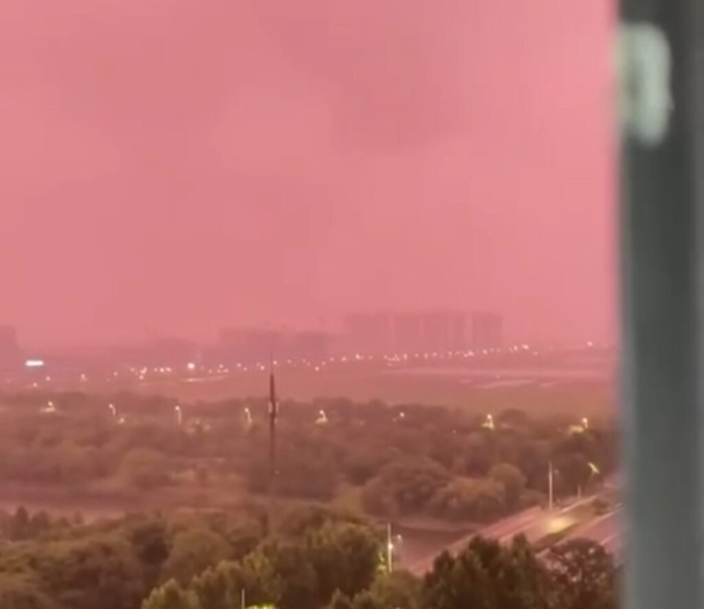 سماء باللون الأرجواني…إليكم السبب