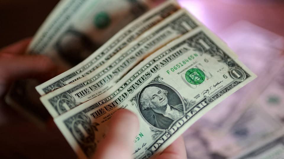 الدولار يرتفع وسط تجدد الهجمات في الشرق الأوسط وإغلاق مضيق هرمز