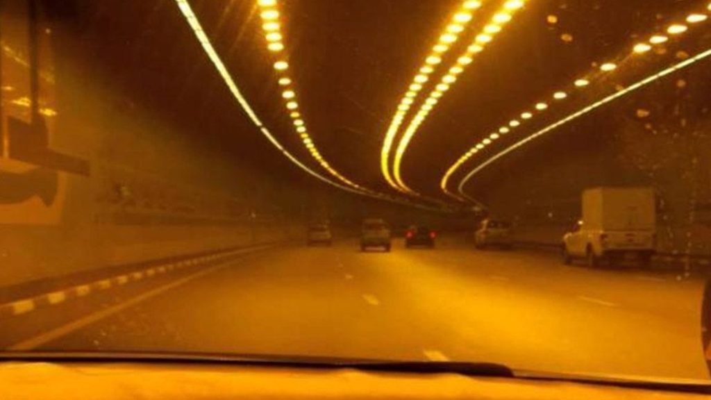 أعمال تنظيف داخل ‎أنفاق المطار باتجاه بيروت.. وتحويل السير