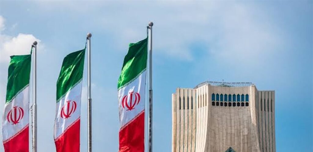 إيران تقرّ رسوماً على السفن المارة عبر مضيق هرمز