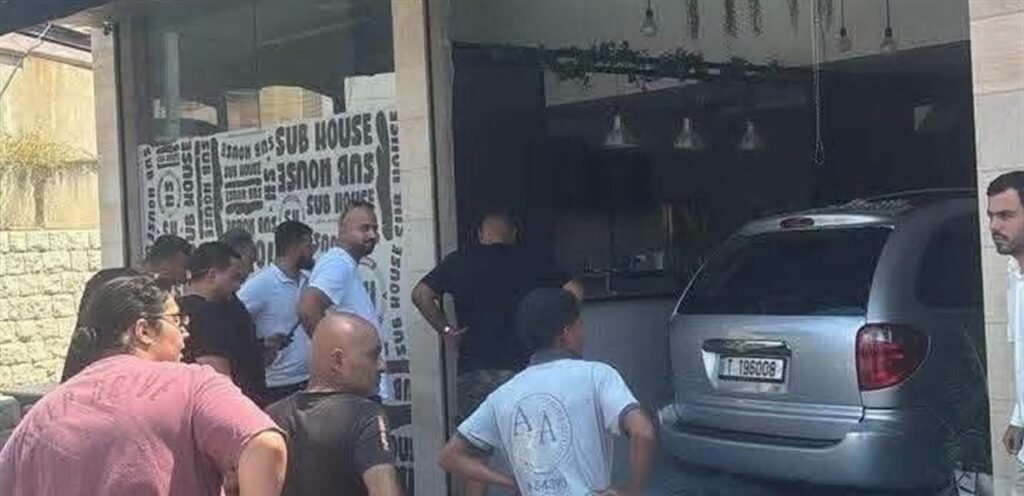 سيارة اجتاحت مطعماً في شكا!