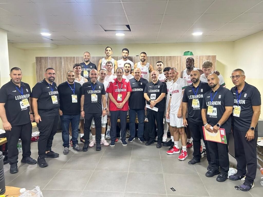 الرئيس عون بين لاعبي منتخب لبنان (صورة)