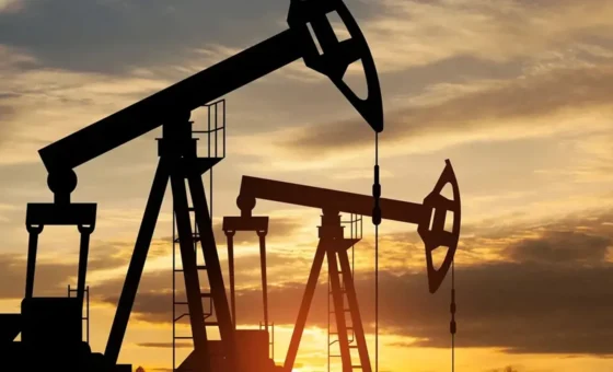 النفط يقفز بأكثر من 1% عقب الهجوم الأميركي على جزيرة لارك الإيرانية