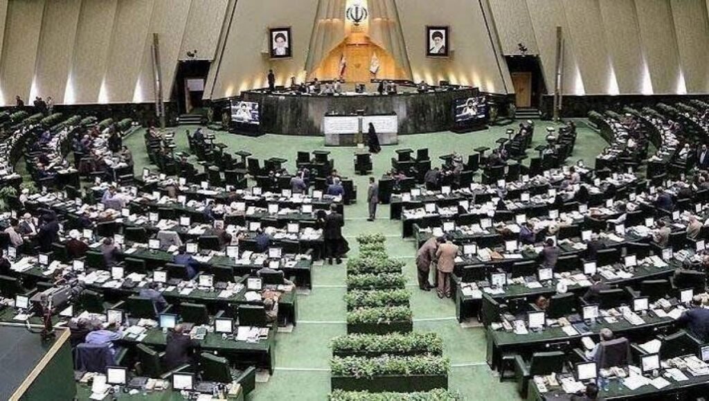 البرلمان الإيراني يقرّ مشروعًا لتنظيم الملاحة في هرمز