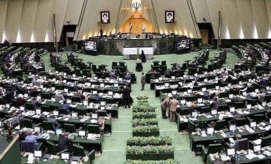 البرلمان الإيراني يقرّ مشروعًا لتنظيم الملاحة في هرمز