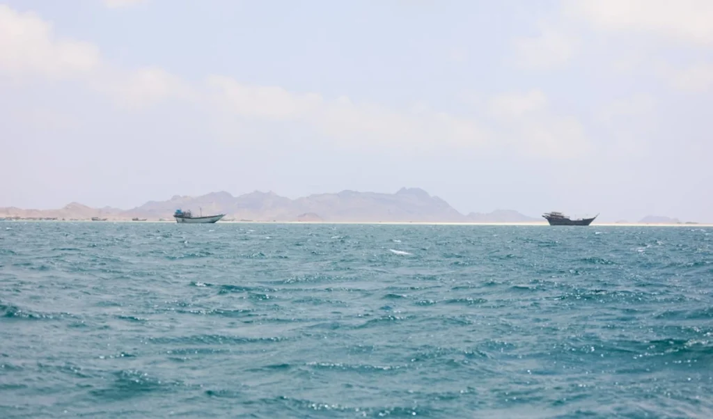 صنعاء تفنّد حملات التخويف: «باب المندب» مفتوح للجميع… إلا للسعودية
