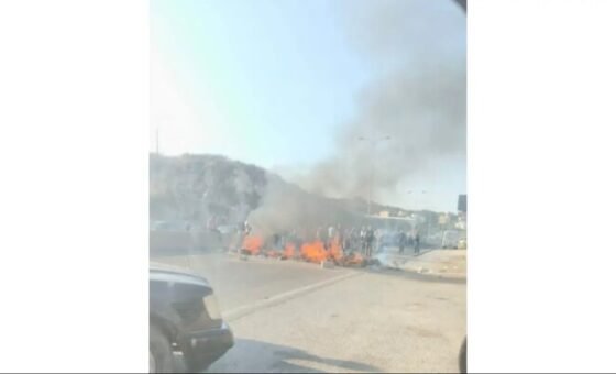 العسكريون المتقاعدون قطعوا أوتوستراد البترون – جبيل عند محلة المدفون