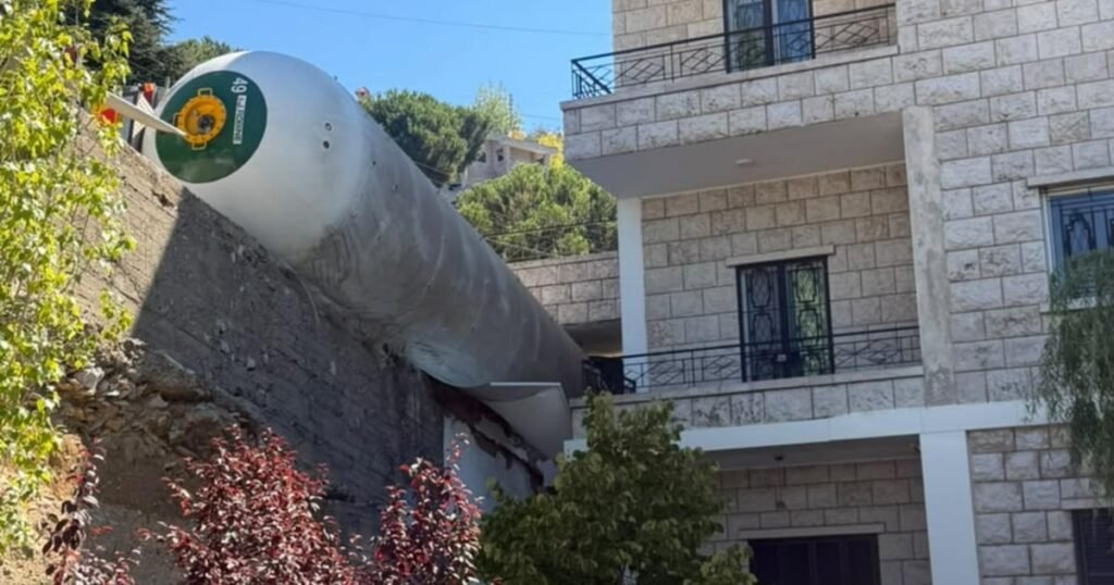 فيديو مرعب لانقلاب شاحنة غاز... وأضرار هائلة بمنزل!