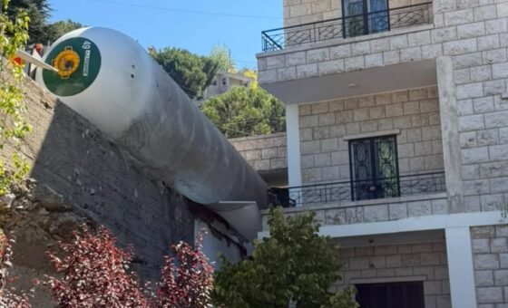 فيديو مرعب لانقلاب شاحنة غاز… وأضرار هائلة بمنزل!