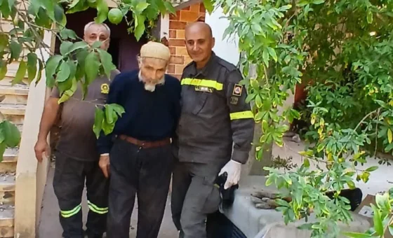 رفض مغادرة منزله… الدفاع المدني يصل إلى رجل يبلغ 108 أعوام في النبطية