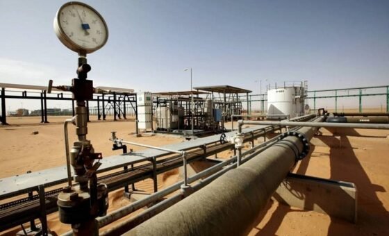 مجموعة مسلحة تغلق صمام خط أنابيب النفط بحقل الشرارة في ليبيا