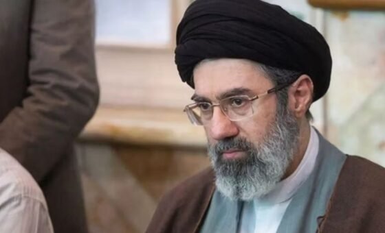 الإمام الخامنئي: القوة المنبثقة من العلم والتقوى درع فولاذي في مواجهة نظام الهيمنة