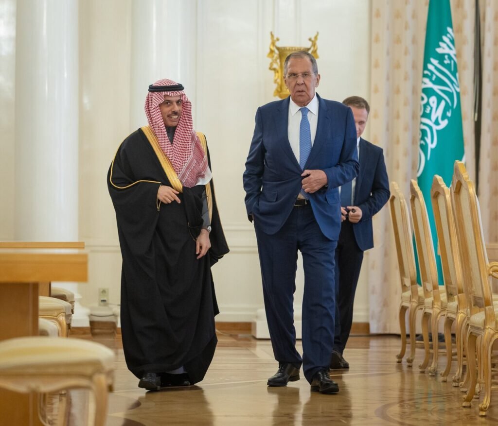 من هرمز إلى باب المندب.. لماذا تراهن الرياض على موسكو لاحتواء التصعيد؟