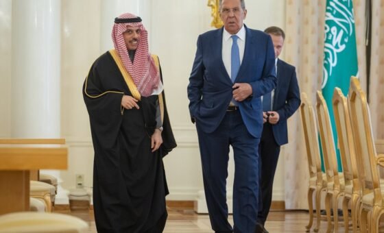 من هرمز إلى باب المندب.. لماذا تراهن الرياض على موسكو لاحتواء التصعيد؟