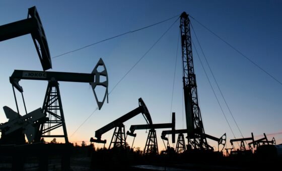 النفط يرتفع مع توقف خط أنابيب سعودي ووقوع هجمات جديدة