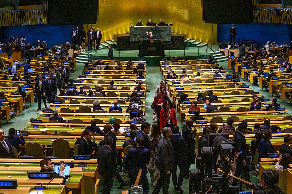 دبلوماسي إسرائيلي يدوّن الدول التي غادرت وفودها القاعة خلال خطاب نتنياهو في الأمم المتحدة