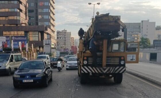 شاحنة متعطلة تتسبب بإعاقة مرورية.. والعمل جارٍ على المعالجة