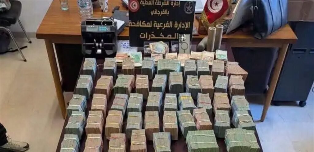 في دولة عربيّة... ضبط أكبر تاجر للمخدرات برفقة أحد المحامين البارزين