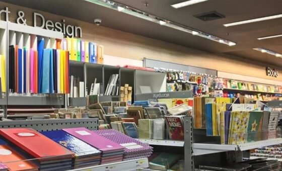 ارتفاع أسعار “القرطاسية” يفاقم الفاتورة المدرسية