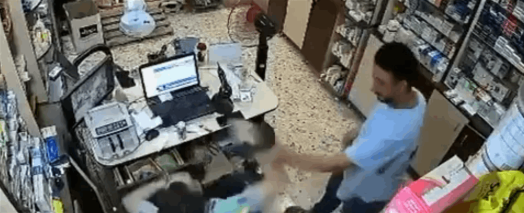 داخل صيدلية.. جريمة قتل مروّعة في سوريا (فيديو)