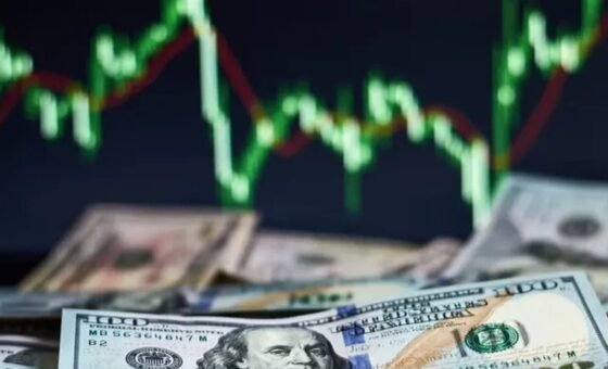 مع ارتفاع عوائد السندات وصعود النفط.. الدولار قرب ذروة أسبوعين