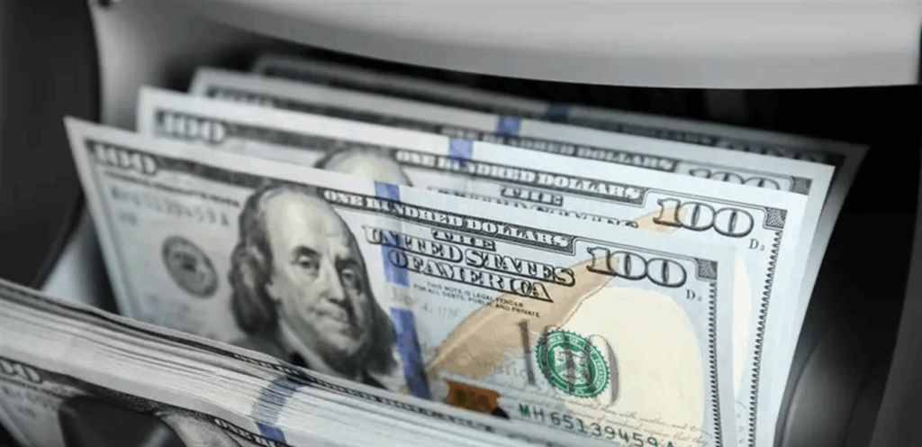 مع ارتفاع عوائد السندات.. الدولار يحوم قرب أعلى مستوى في شهرين