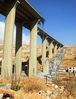 طار وسقط من أعلى الجسر… في لبنان!