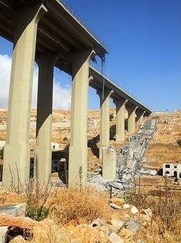 طار وسقط من أعلى الجسر… في لبنان!