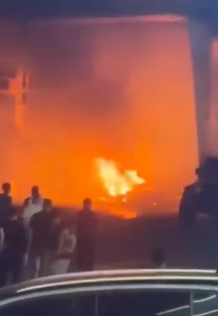 النيران تشتعل عند مدخل جبيل… حريق في محطة محروقات