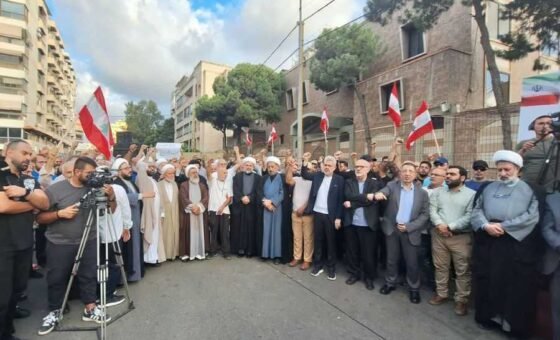 وقفة احتجاجية بالضاحية الجنوبية لبيروت استنكارا لاستمرار منع الرحلات الجوية بين ايران ولبنان