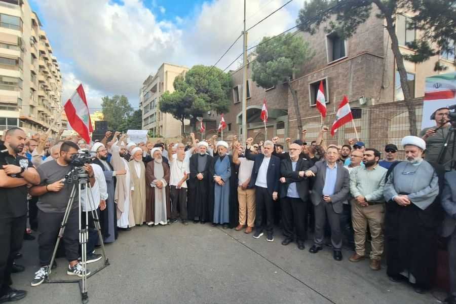 وقفة احتجاجية بالضاحية الجنوبية لبيروت استنكارا لاستمرار منع الرحلات الجوية بين ايران ولبنان