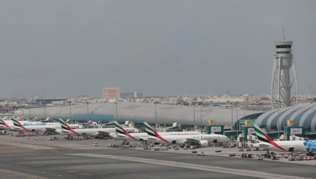 طائرة في مطار دبي الدولي وسط حركة السفر الجوي