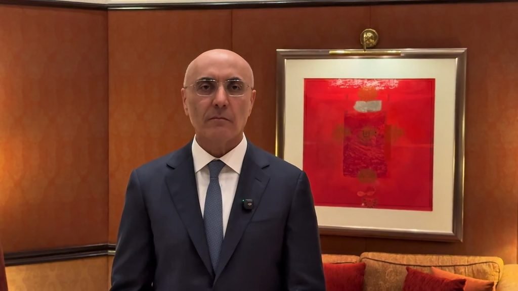 الحجار يطلب كشف هوية الأشخاص الذين يرمون حجارة على السيارات على طريق المطار