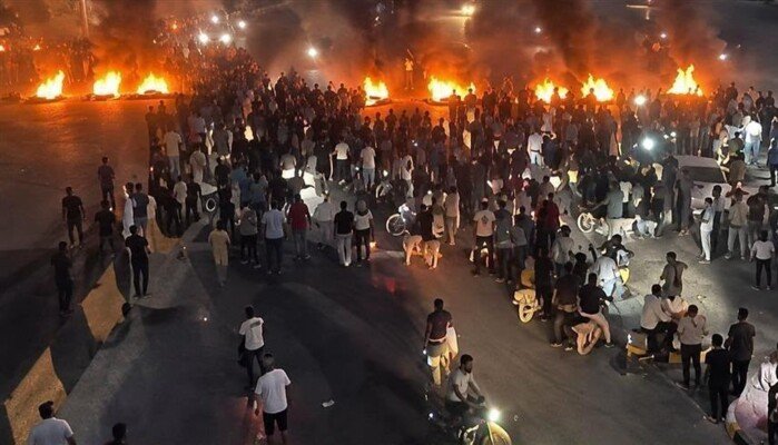 حشود في الشوارع وسط حرائق خلال احتجاجات على أسعار المحروقات