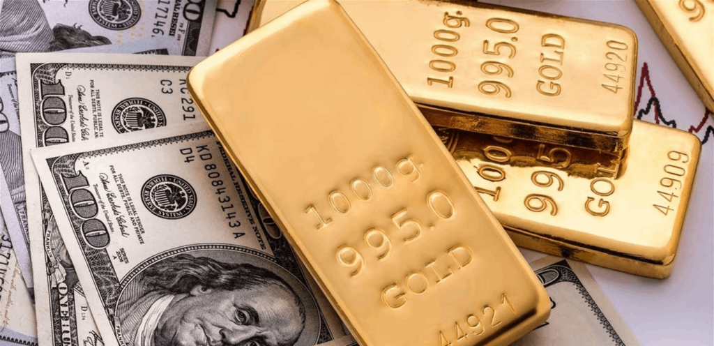 سبائك ذهبية فوق أوراق نقدية بالدولار الأميركي