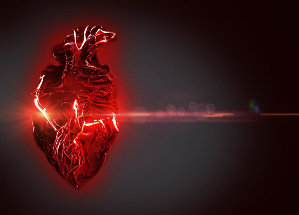 قلب أحمر مضيء يرمز إلى مخاطر صحة القلب والأوعية الدموية