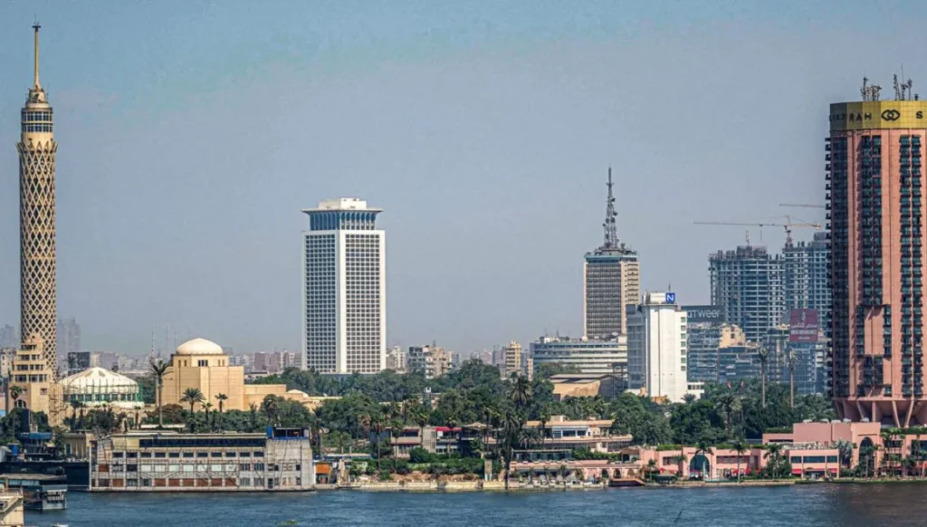 مشهد عمراني للقاهرة يظهر أبراجًا ومبانٍ مطلة على النيل