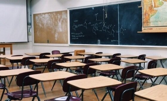 مجهولان ينُقلان أغراضَهما إِلى ثانويَّة الأخطل الصَّغير بصفة نازحَيْن!