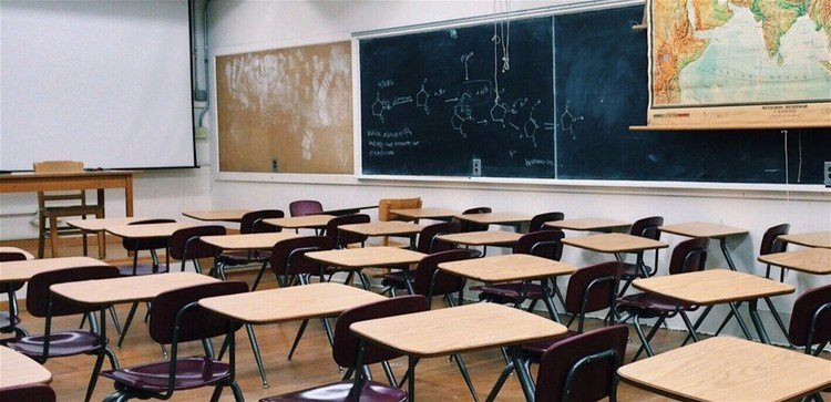 مبنى ثانوية الأخطل الصغير في البوشرية