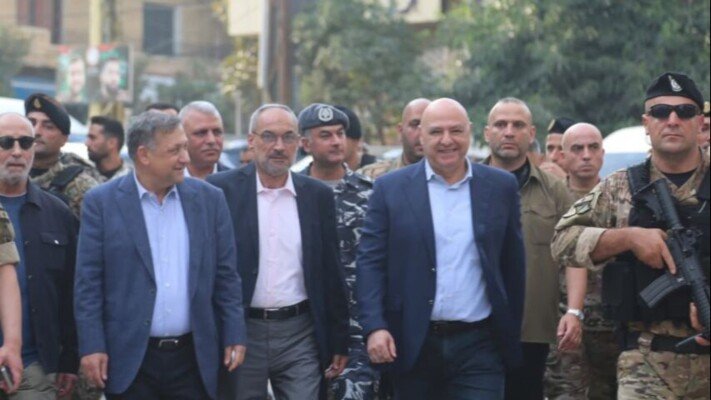 مسؤولون لبنانيون وعناصر من الجيش خلال جولة في النبطية