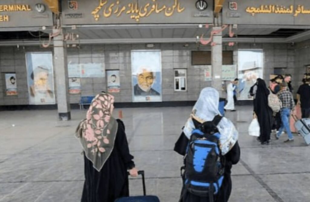 زوار إيرانيون يعبرون معبر الشلامجة الحدودي بعد إعادة فتحه مؤقتاً