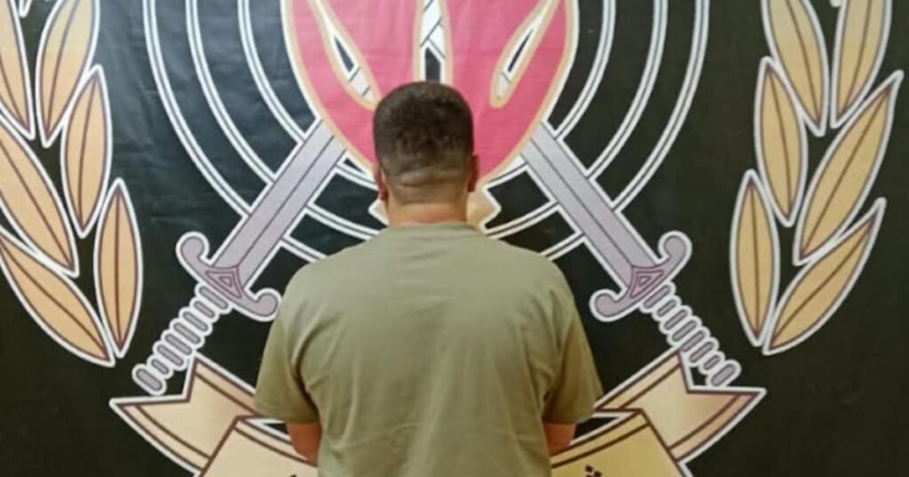 موقوف أمام شعار قوى الأمن الداخلي بعد توقيفه في قضية سرقة