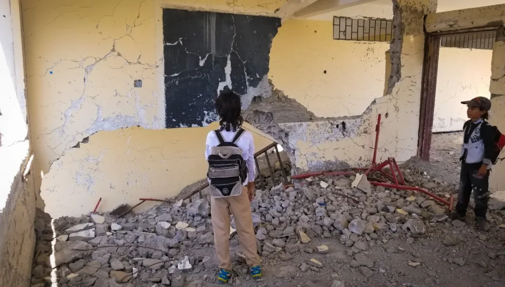 نساء فلسطينيات يخبزن الخبز داخل مأوى في مدرسة في رفح