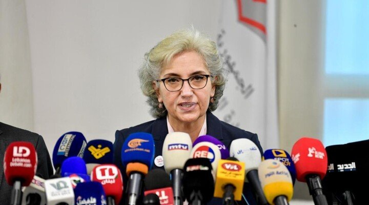 وزيرة التربية تتحدث أمام مجموعة من الميكروفونات خلال مؤتمر صحافي