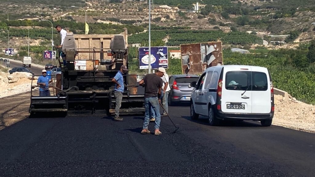 النائب خريس تفقد أعمال تعبيد الجسر الرئيسي في برج رحال: العمل جارٍ اليوم لتجاوز آثار الدمار