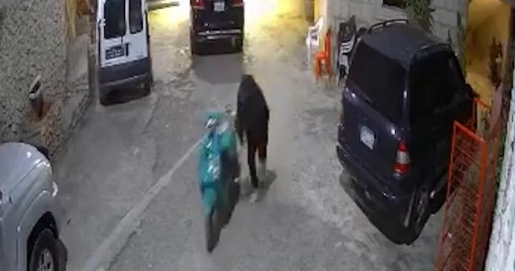 بالفيديو: محاولة فاشلة لسرقة دراجة نارية