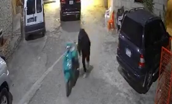 بالفيديو: محاولة فاشلة لسرقة دراجة نارية