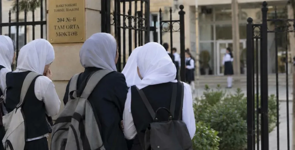 تلميذات محجّبات في سياق النقاش حول الحجاب وحق التعليم في أذربيجان