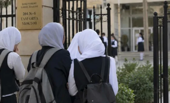 تضامنٌ انتقائي وحقوقٌ مجتزأة: مَن يدافع عن المرأة المحجّبة؟ َمن يحقّ له أن يكون حرًّا؟ من مهسا أميني إلى تلميذات أذربيجان.