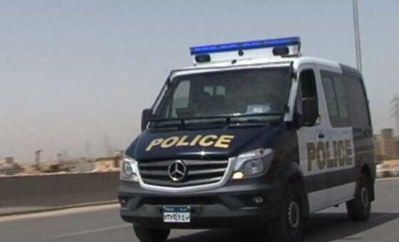 شاب يسرق طبيبا أعاد له بصره